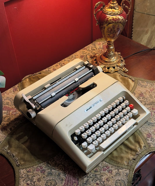 الة كاتبة olivetti