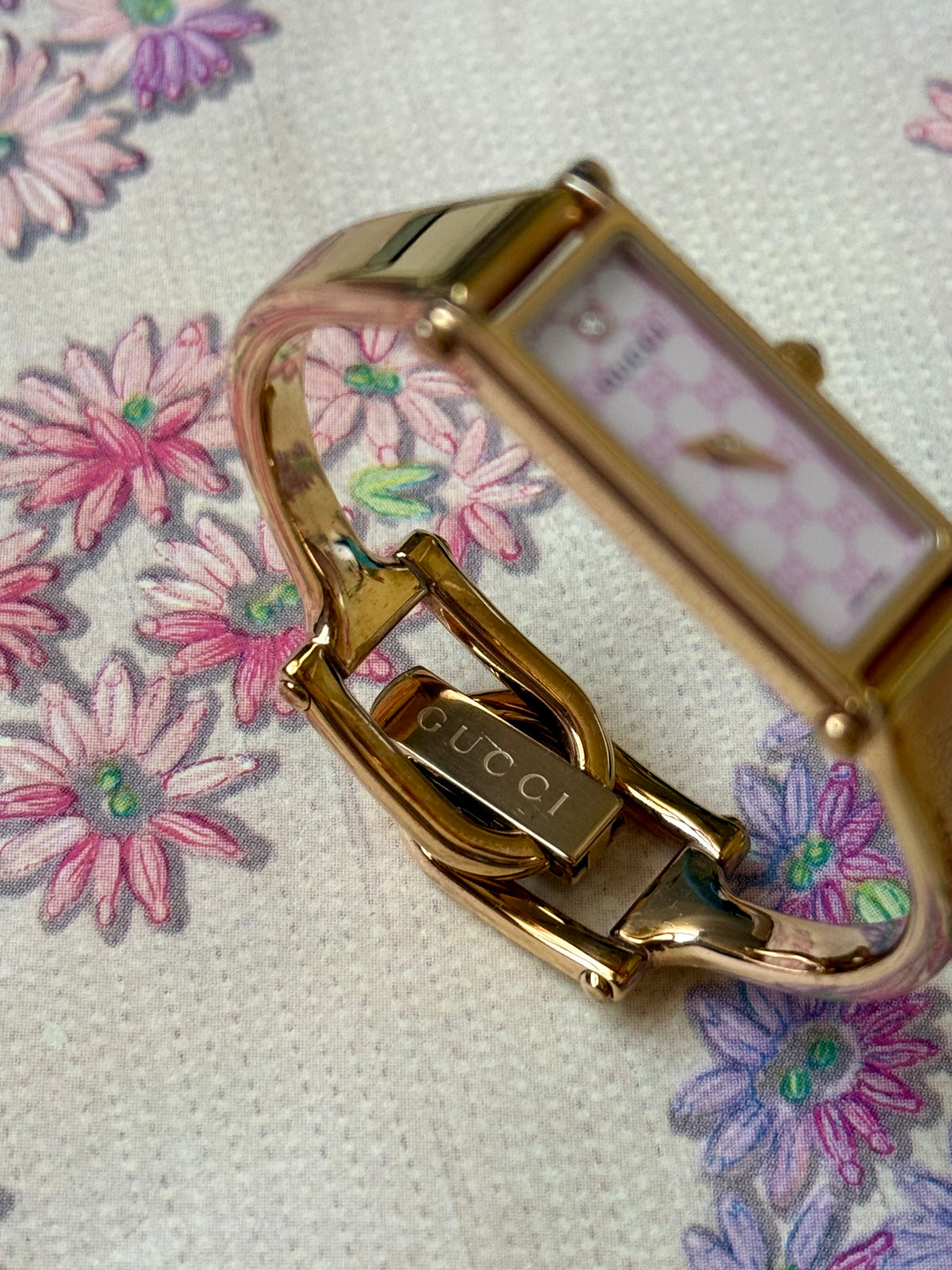 ساعة نسائية ماركة Gucci