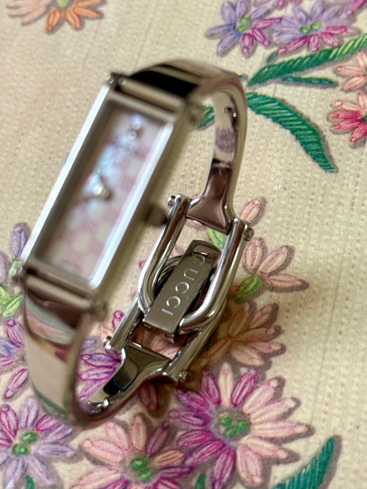ساعة نسائية Gucci