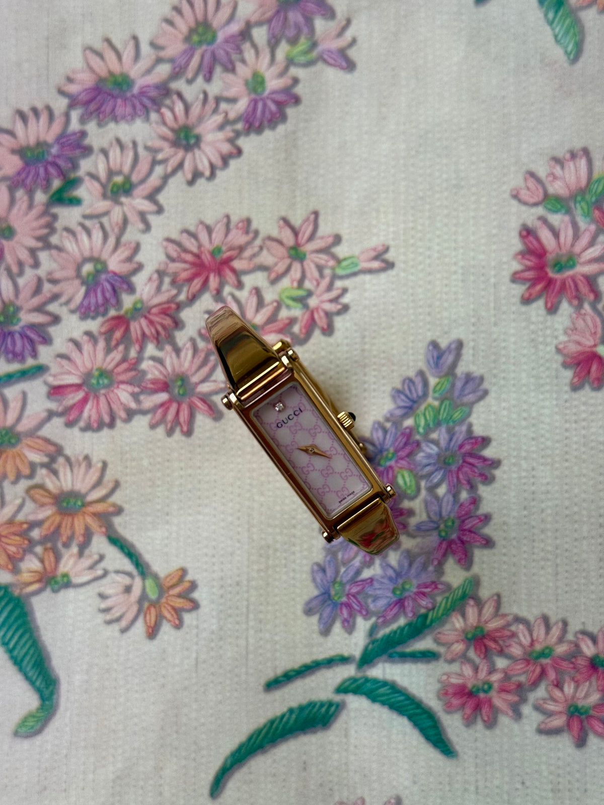 ساعة نسائية ماركة Gucci