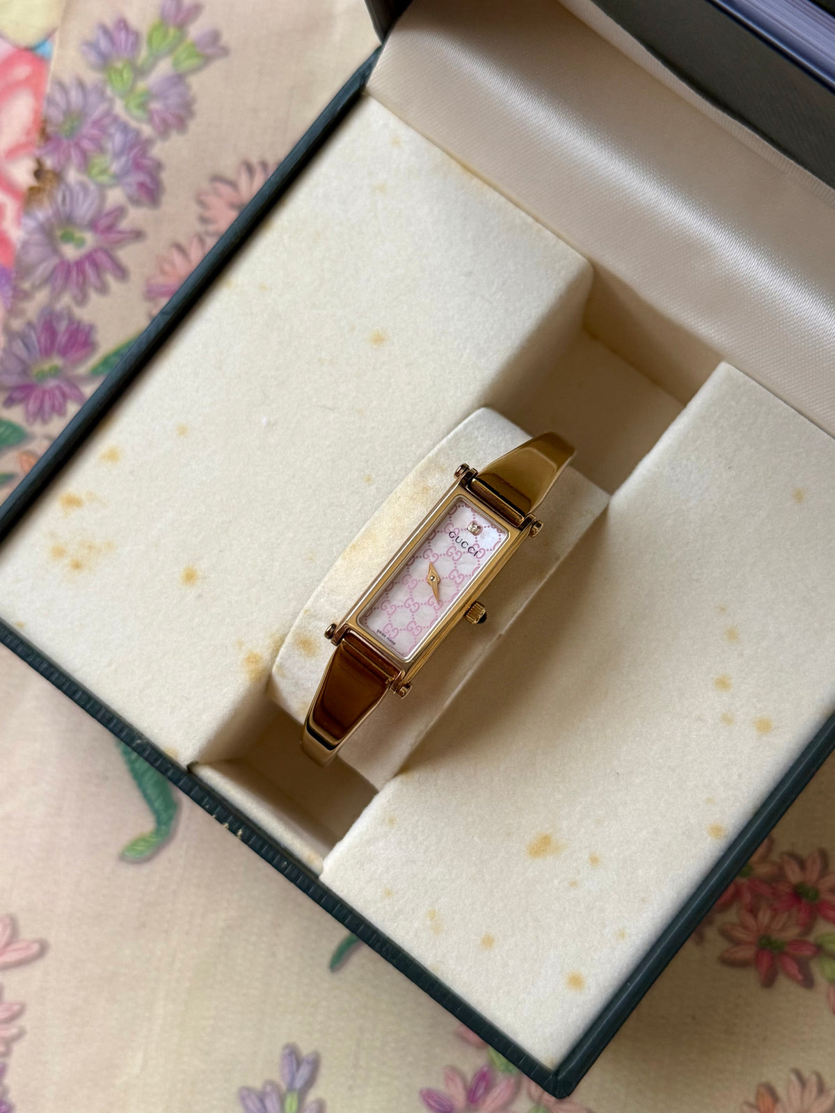 ساعة نسائية ماركة Gucci